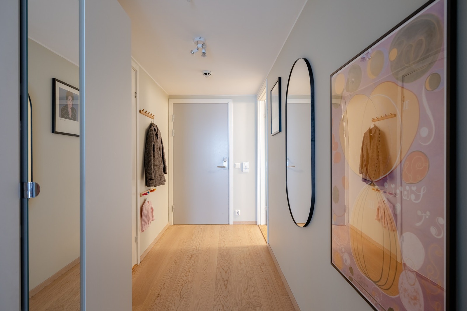 Velkommen inn! Entréen byr på plass til blant annet garderobeskap, knaggrekker, kommode og speil. Galleribilde