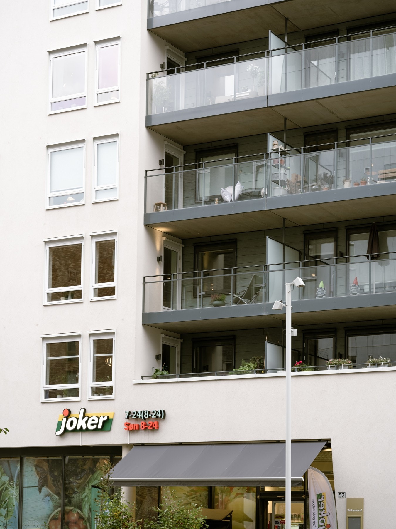 Fasade - her bor du enkelt til med søndagsåpen butikk i første etasjen. Galleribilde