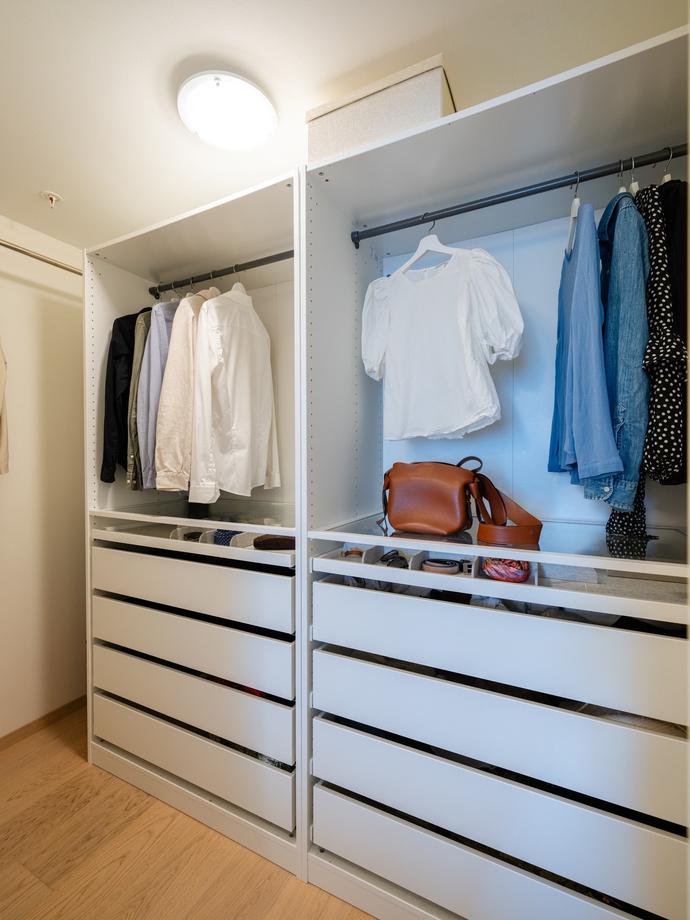 Garderobeløsningen medfølger og gir med det et praktisk walk-in-closet. Galleribilde