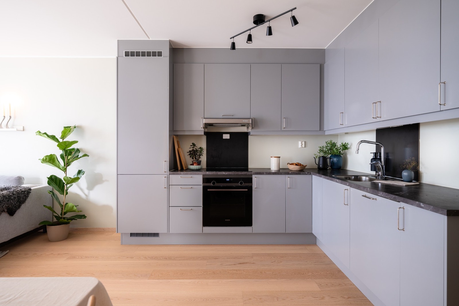 Glatt innredning med laminat benkeplate, oppvaskkum og ett-greps armatur. Galleribilde