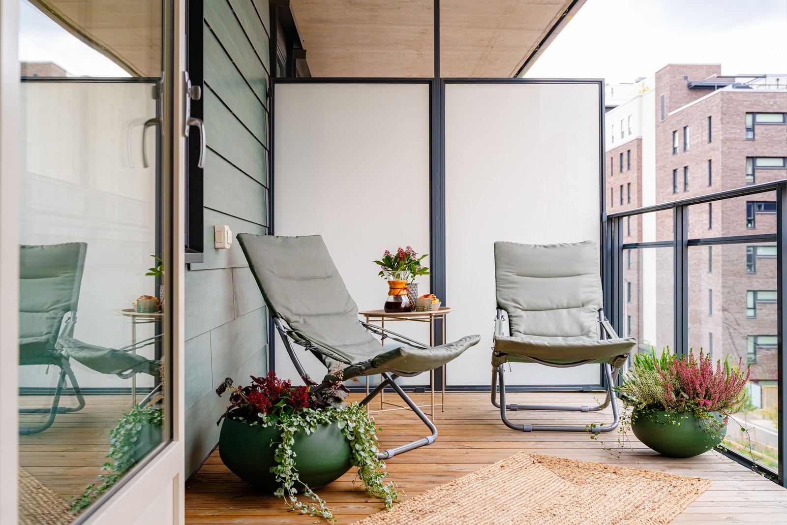 Uteplassen er på 8 kvm og gir med det fin plass for loungemøblement, grill og beplantning. Galleribilde