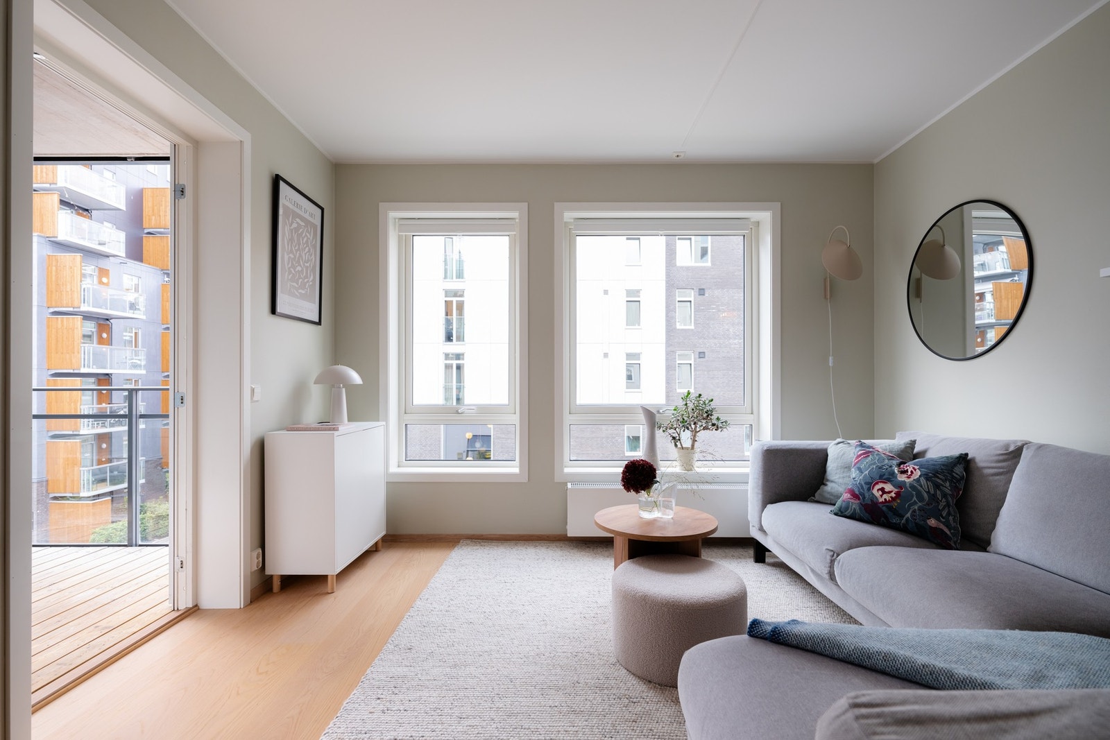 Innvendig får du en fin stue malt i moderne fargevalg og med parkett på gulv. Galleribilde