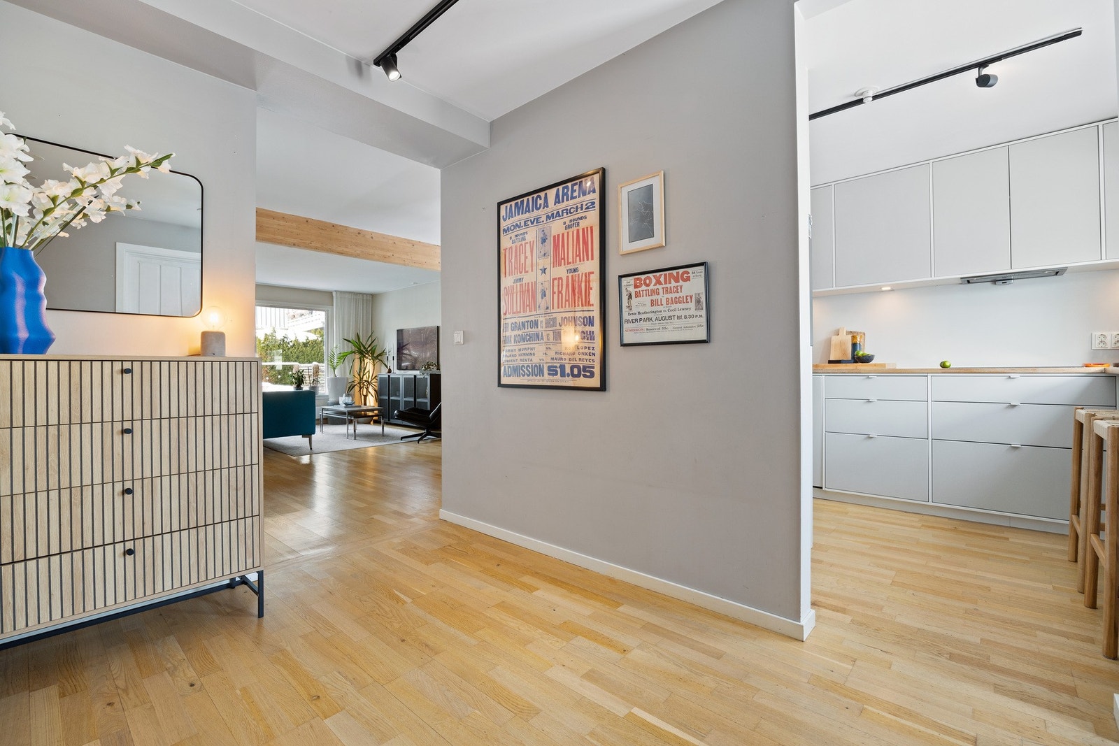 Stor og åpen entré med praktisk garderobeløsning. Galleribilde