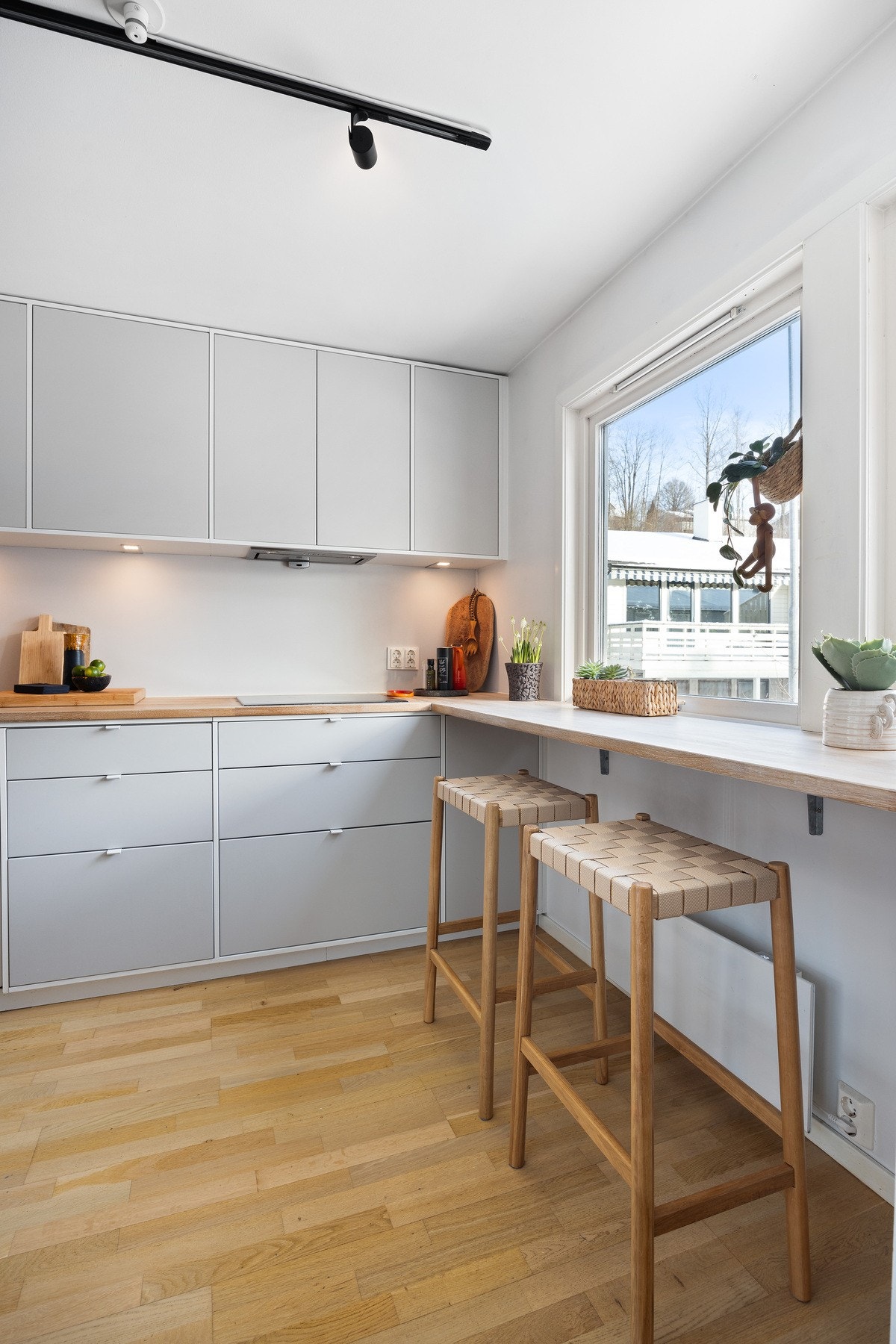 Praktisk barløsning ved vinduet. Galleribilde