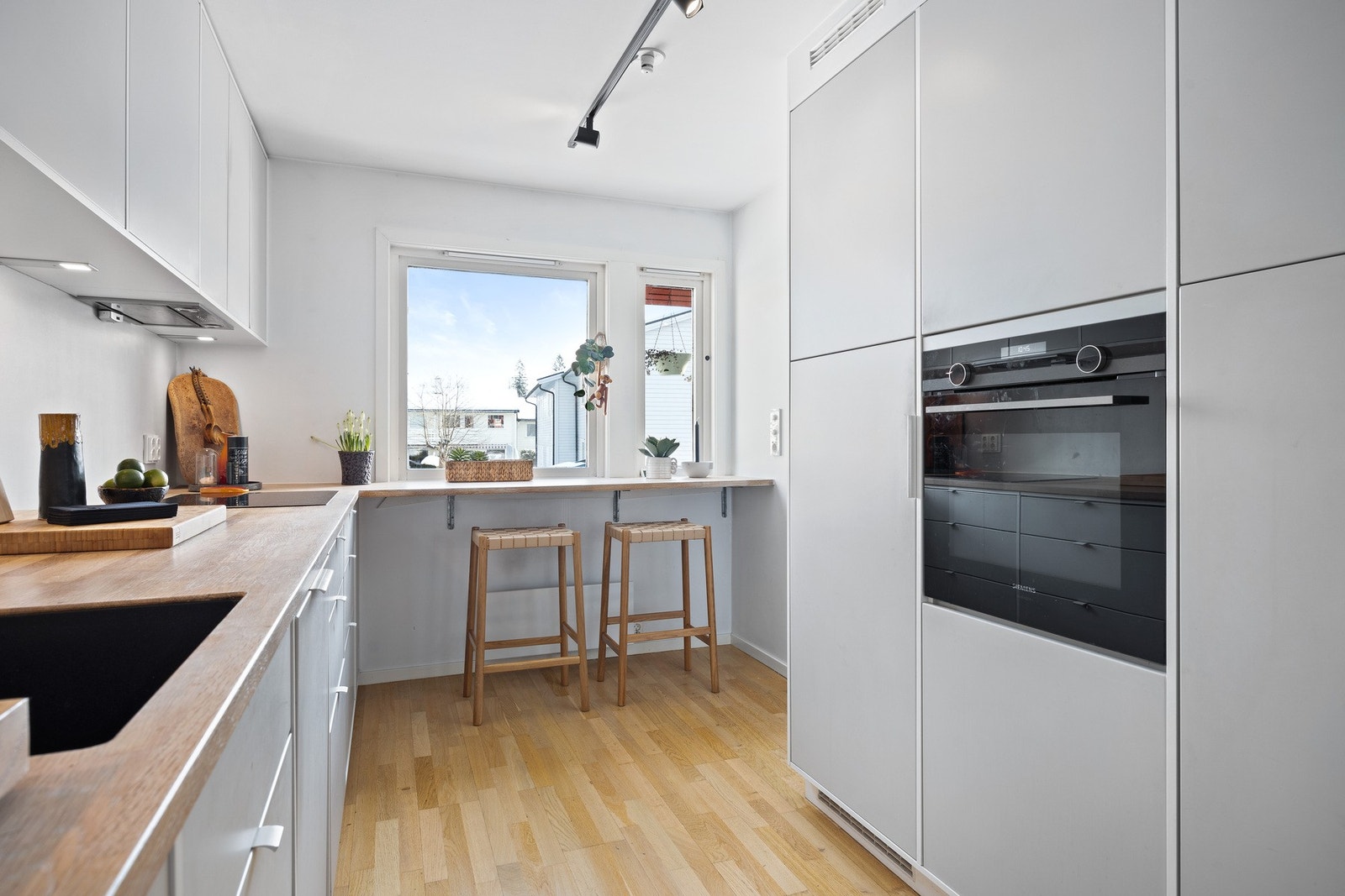 Det er god oppbevarings og benkeplass på kjøkkenet. Galleribilde