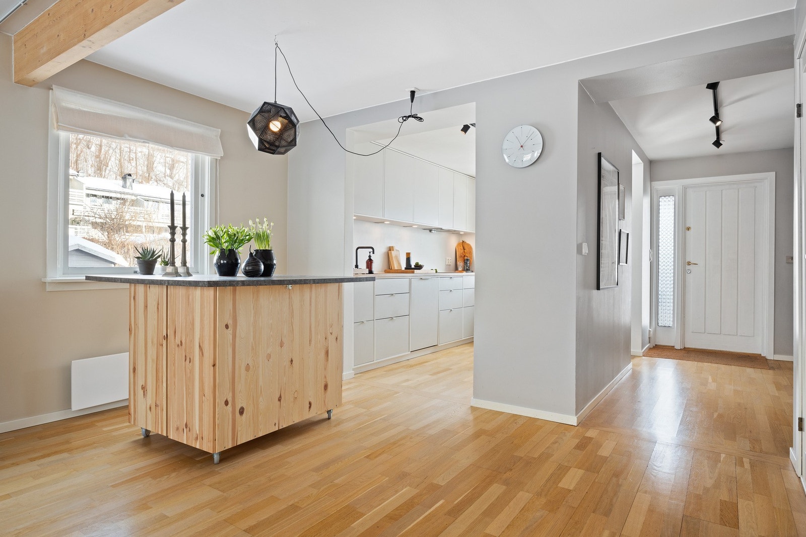 Åpen løsning mellom stue og kjøkken. Galleribilde