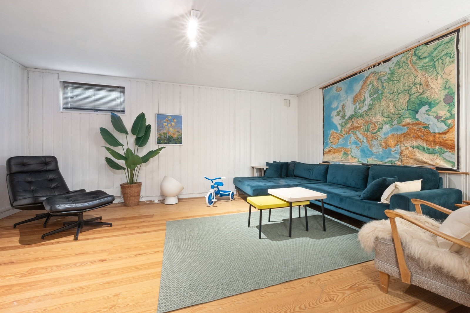 Lys og romslig kjellerstue. Galleribilde