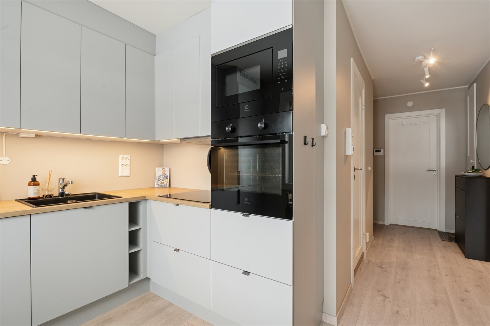 Velkommen inn! Lys entré med plass for enkle garderobe- og opphengsløsninger. Galleribilde