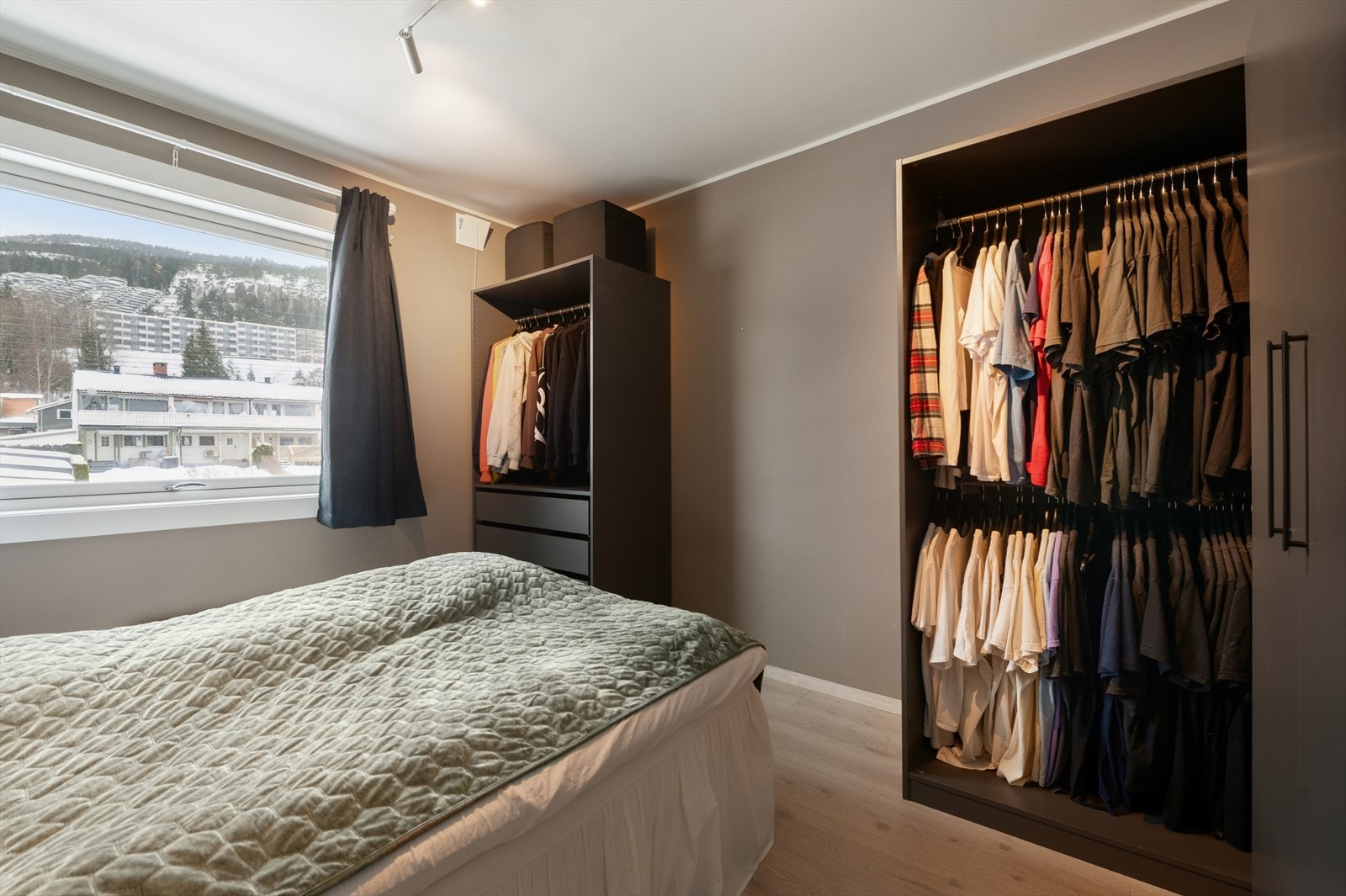 Her er det god plass for dobbeltseng og nattbord. Galleribilde