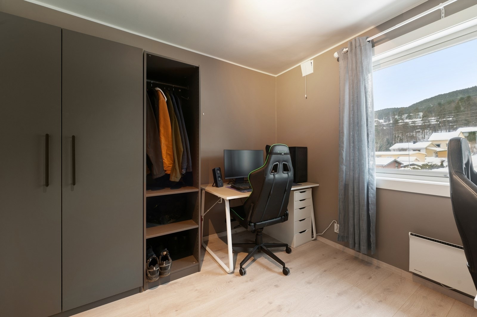 Rikelig med plass for dobbeltseng og garderobe. Galleribilde