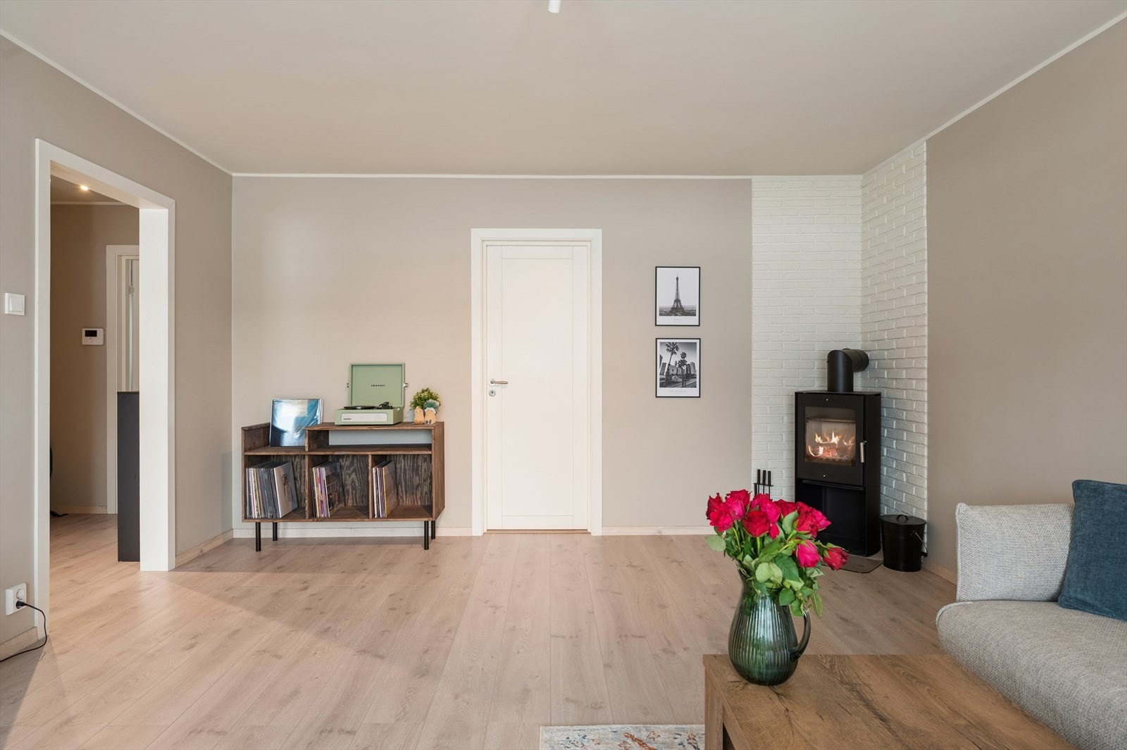 Det er også anledning for å ha en spisegruppe i rommet. Galleribilde