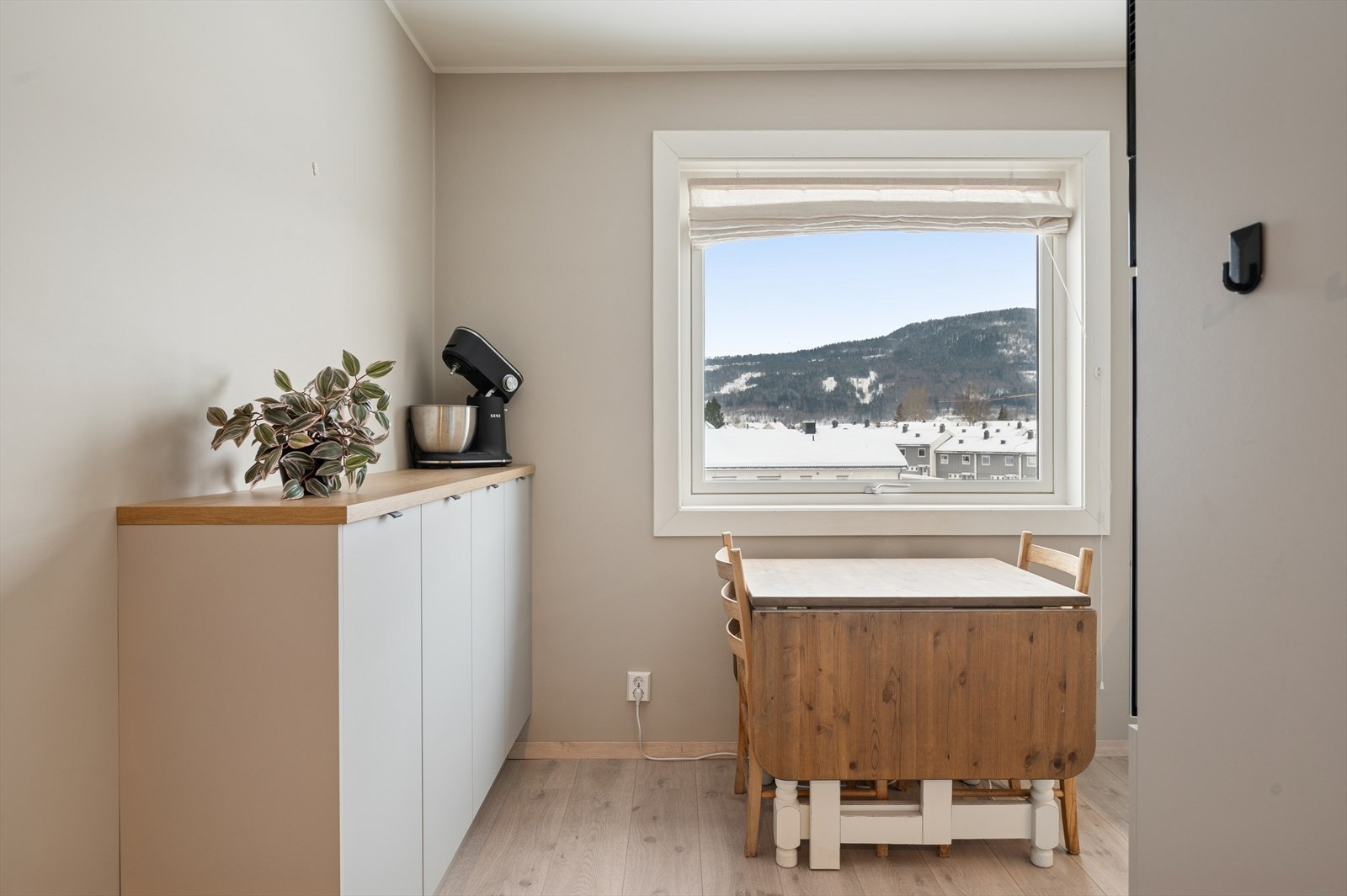 Kjøkkenet byr på det en måtte trenge av skap-, skuff- og benkeplass. Galleribilde