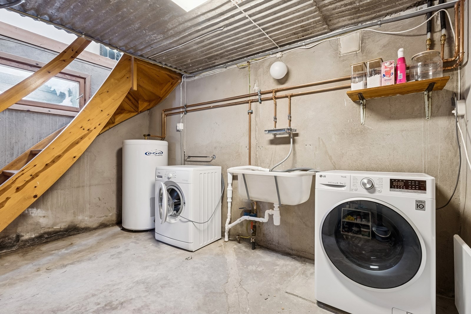 Praktisk vaskekjeller i underetasjen med opplegg for vaskemaskin og tørketrommel. Galleribilde