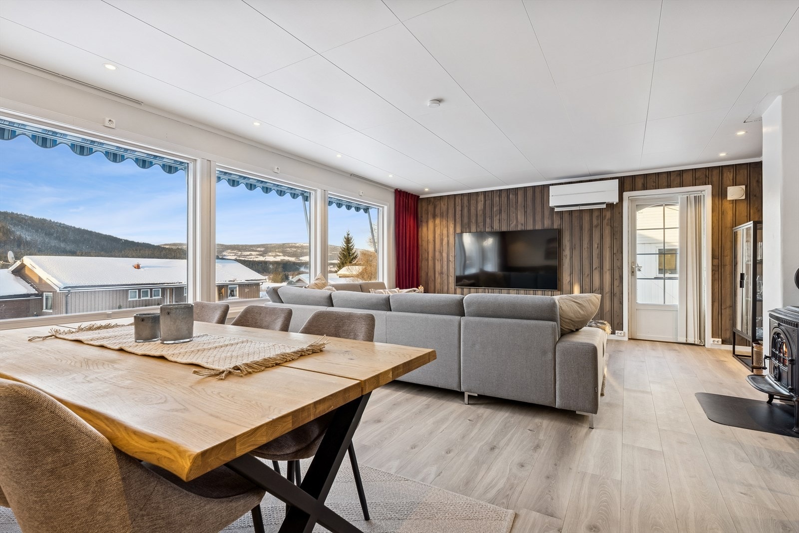 Store vindusflater gir rikelig med naturlig lys og rammer inn utsikten. Galleribilde