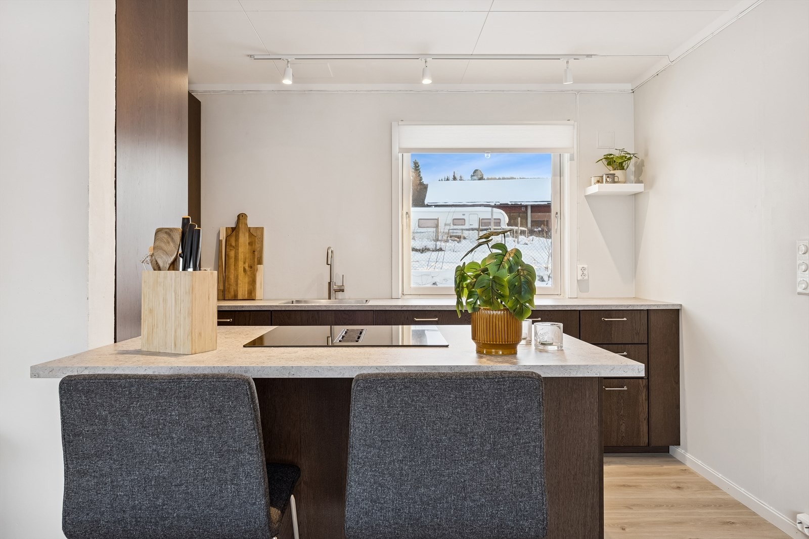 Kjøkkenøya fungerer som en sosial sone med sitteplasser og integrert platetopp. Galleribilde