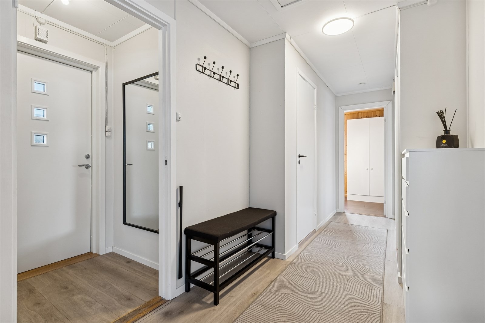Inngangspartiet er lyst og gir et godt førsteinntrykk av boligen. Galleribilde