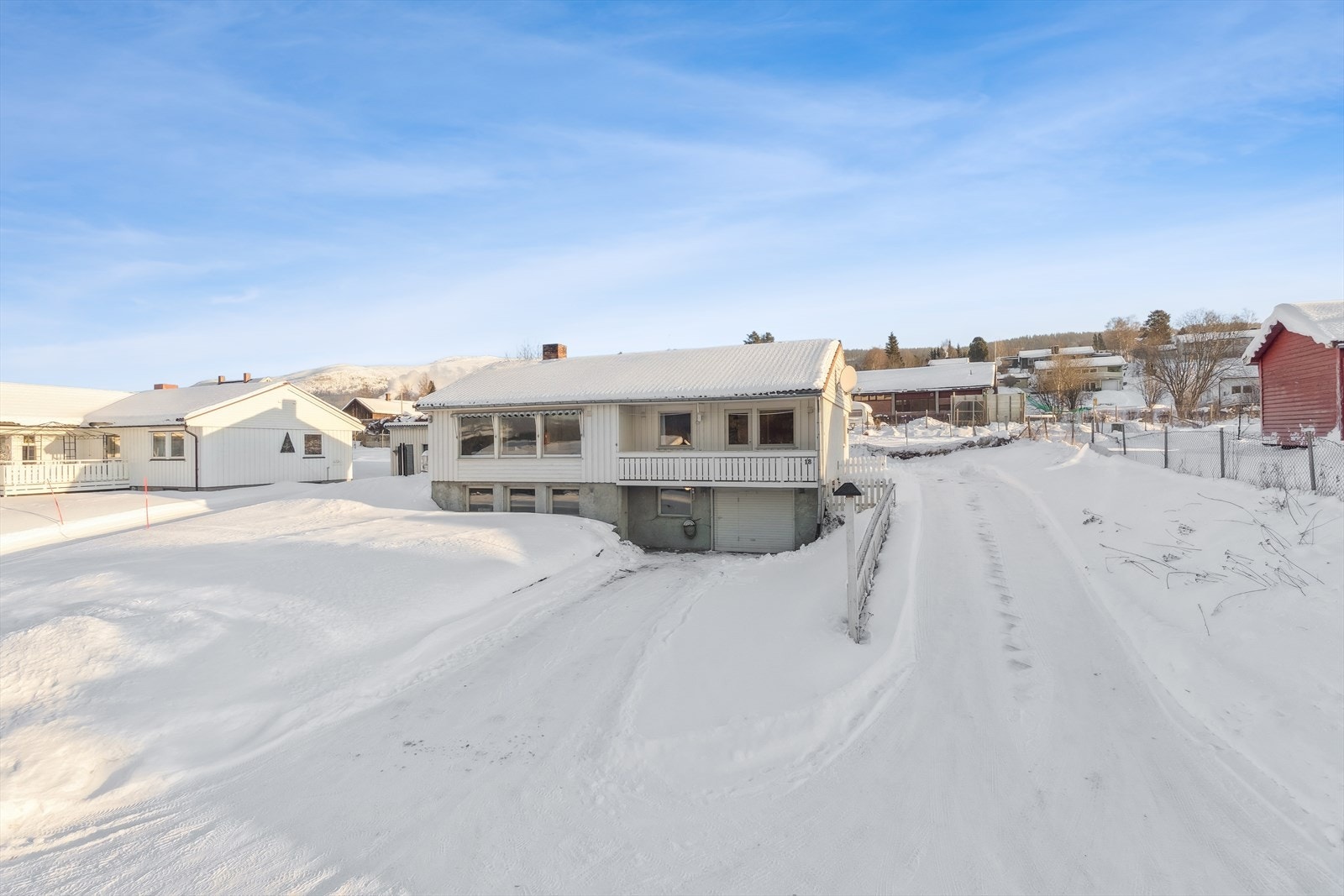 Eiendommen har gode parkeringsmuligheter på egen tomt. Galleribilde