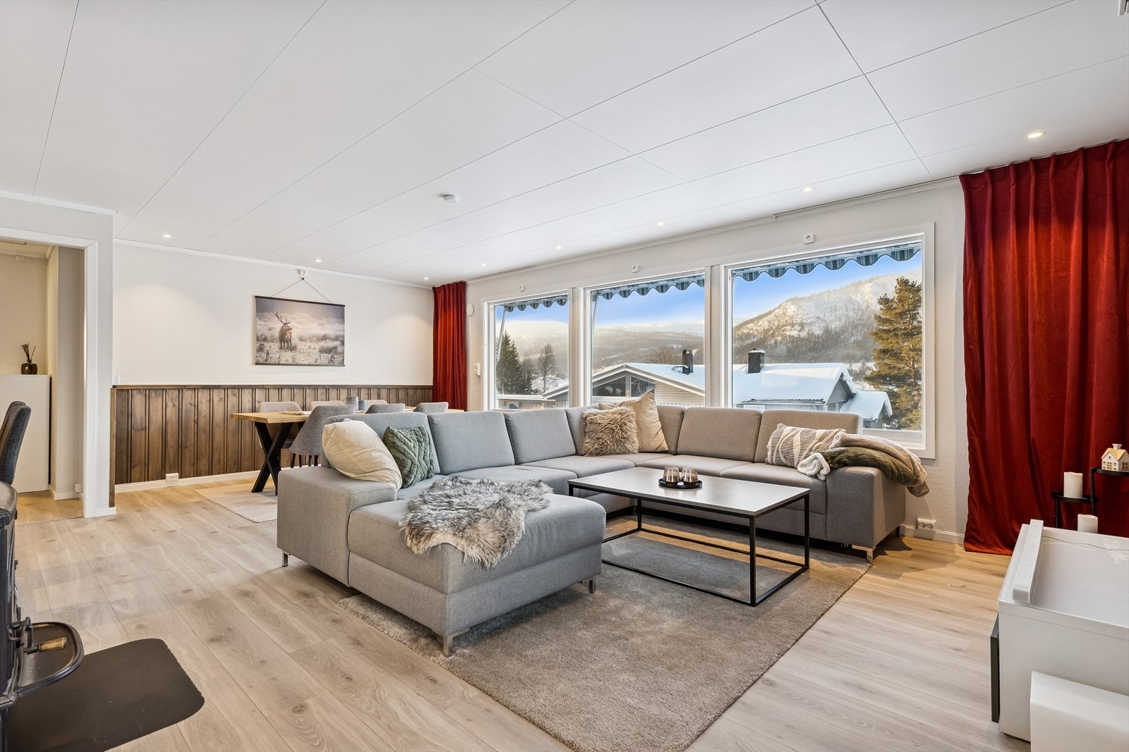 Stuen er et romslig og sosialt oppholdsrom med plass til en stor sofagruppe. Galleribilde