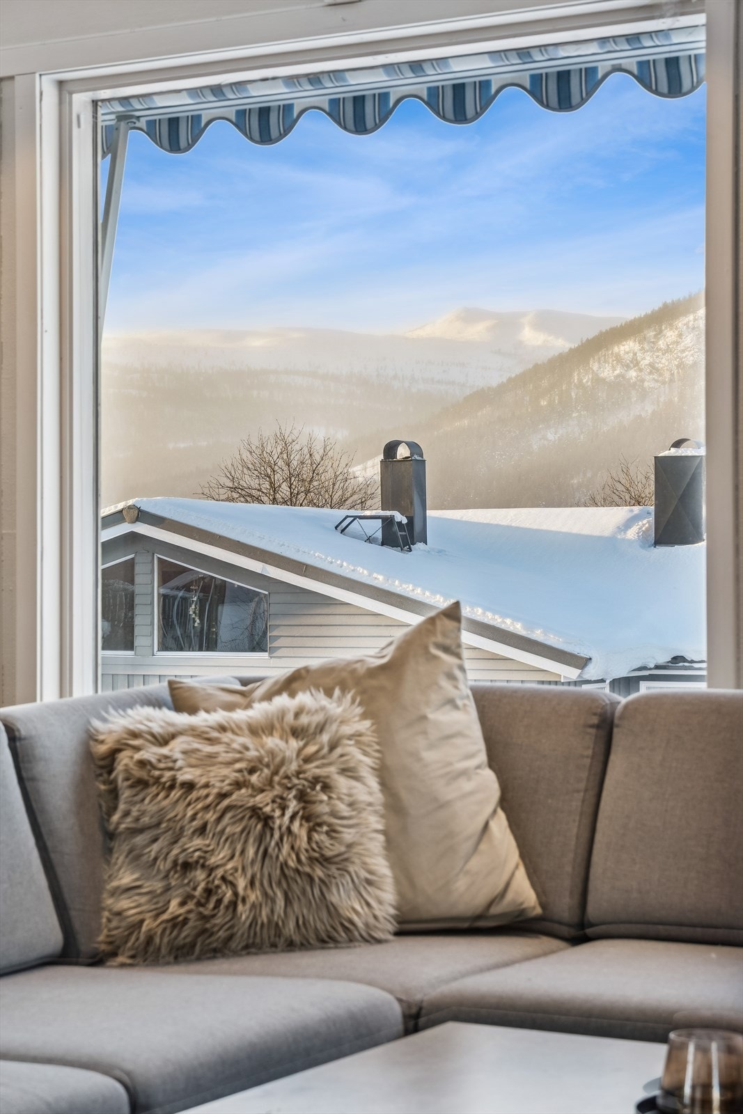 Også fra stuen kan du nyte den flotte utsikten mot fjellandskapet. Galleribilde