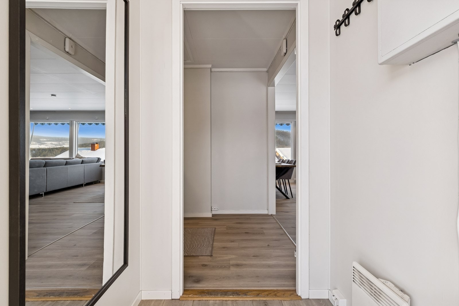 Fra entreen ledes du videre inn til boligens sosiale sone. Galleribilde