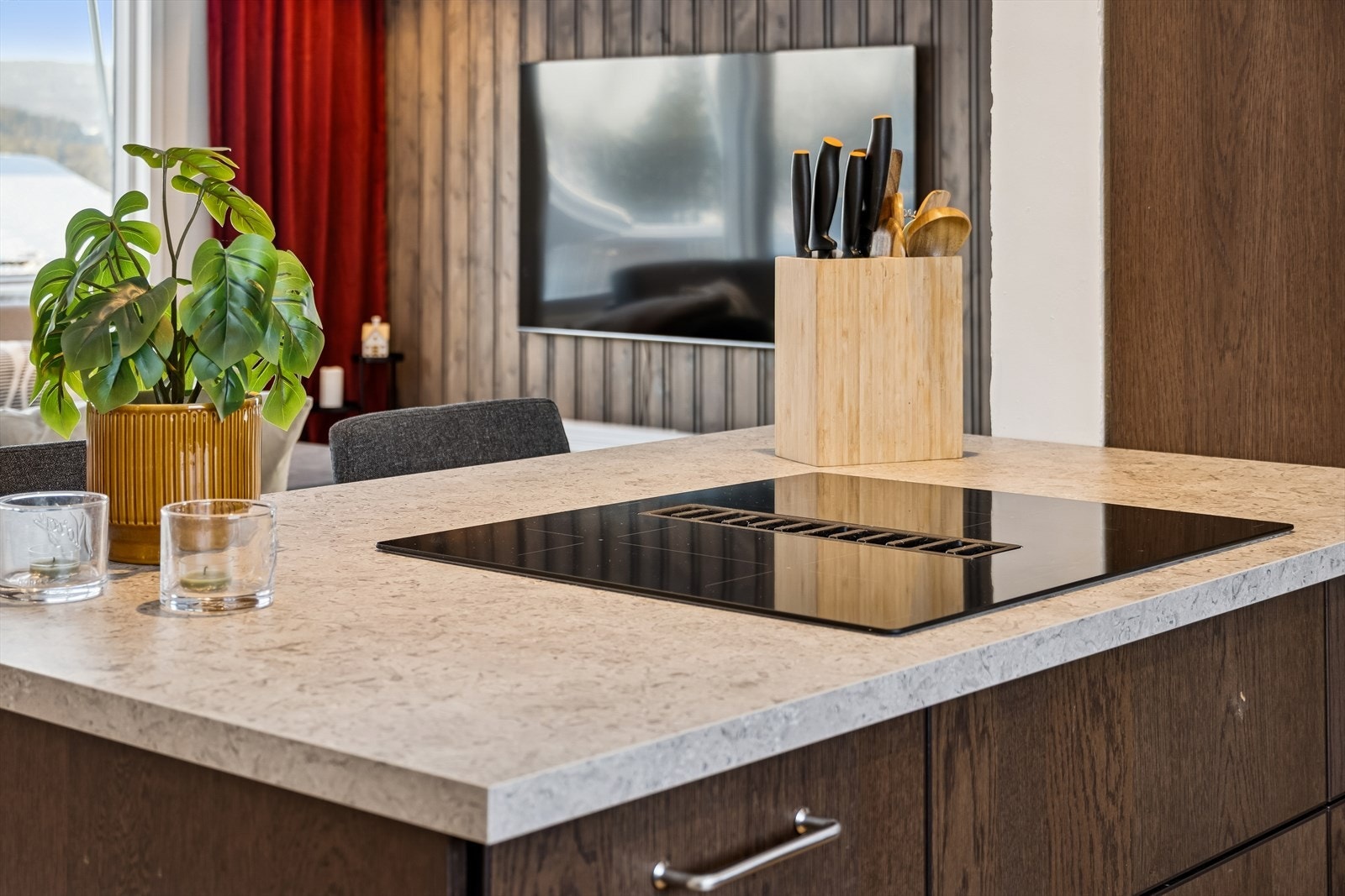 Platetoppen har integrert ventilator, som er både effektivt og plassbesparende. Galleribilde