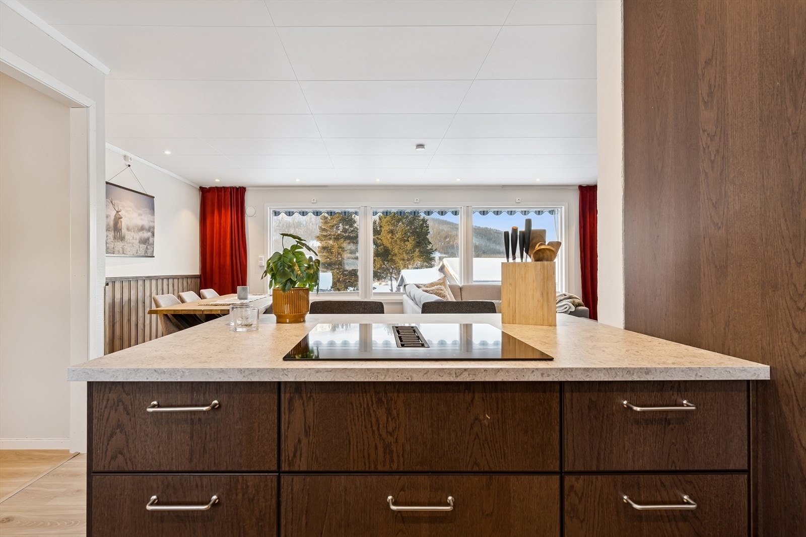 Fra kjøkkenet har du god oversikt over stuen og spiseplassen. Galleribilde