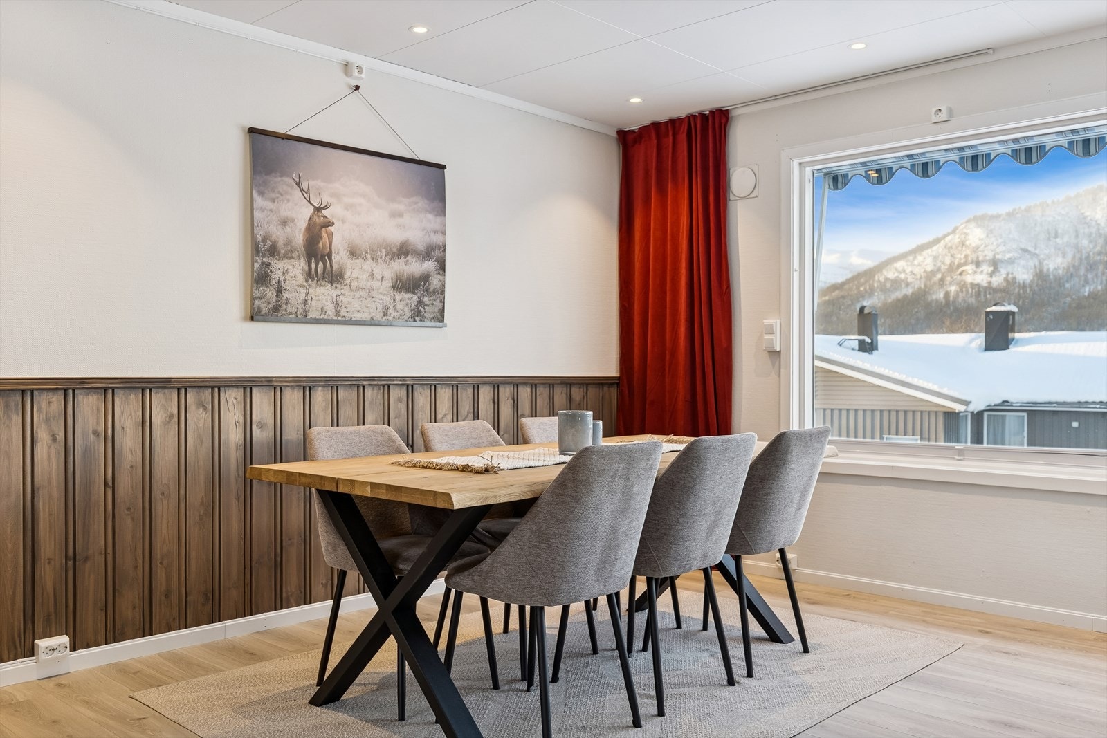 I tilknytning til stuen er det en egen sone med god plass til spisebord. Galleribilde