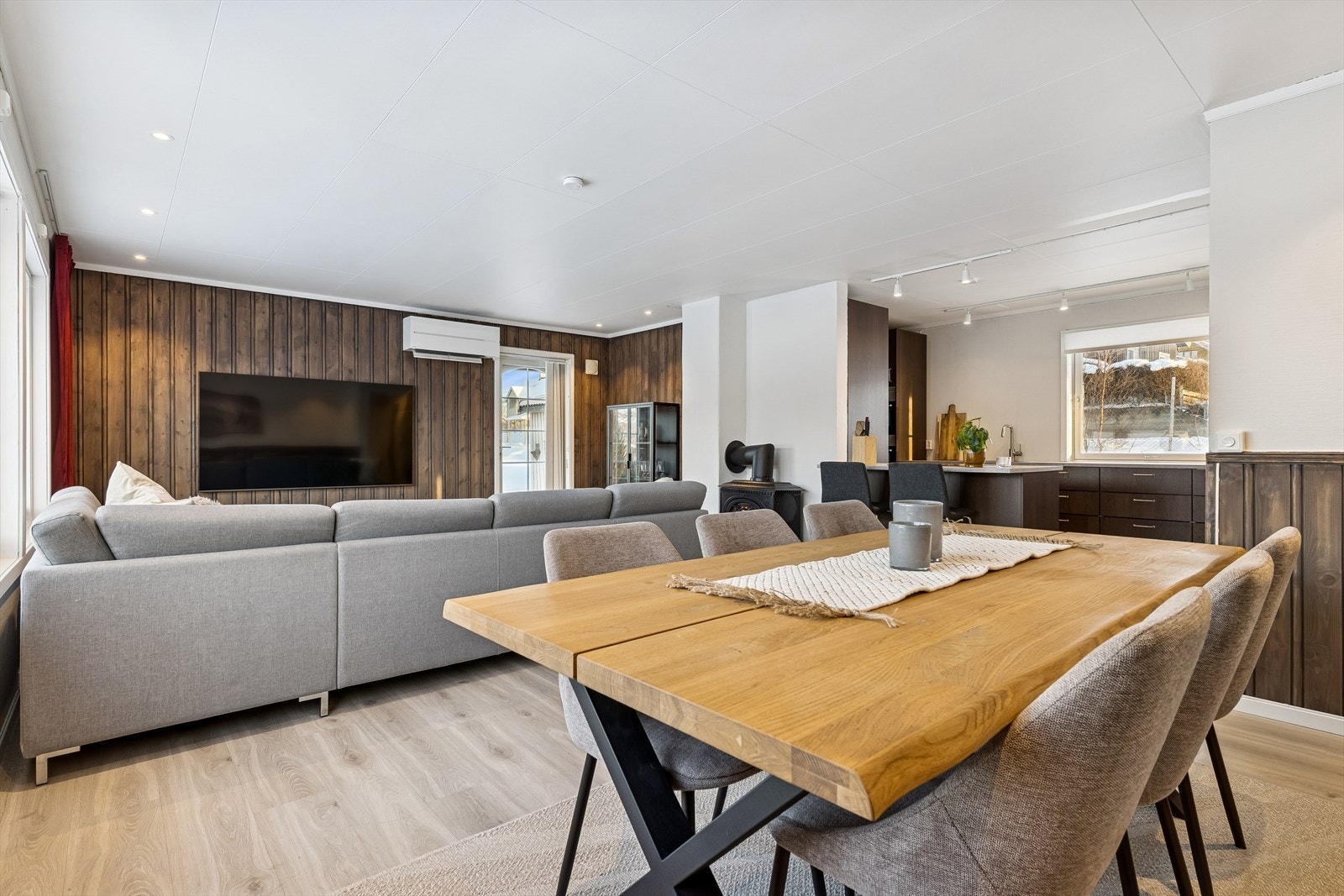 Den åpne løsningen mellom stue og kjøkken skaper en luftig atmosfære. Galleribilde