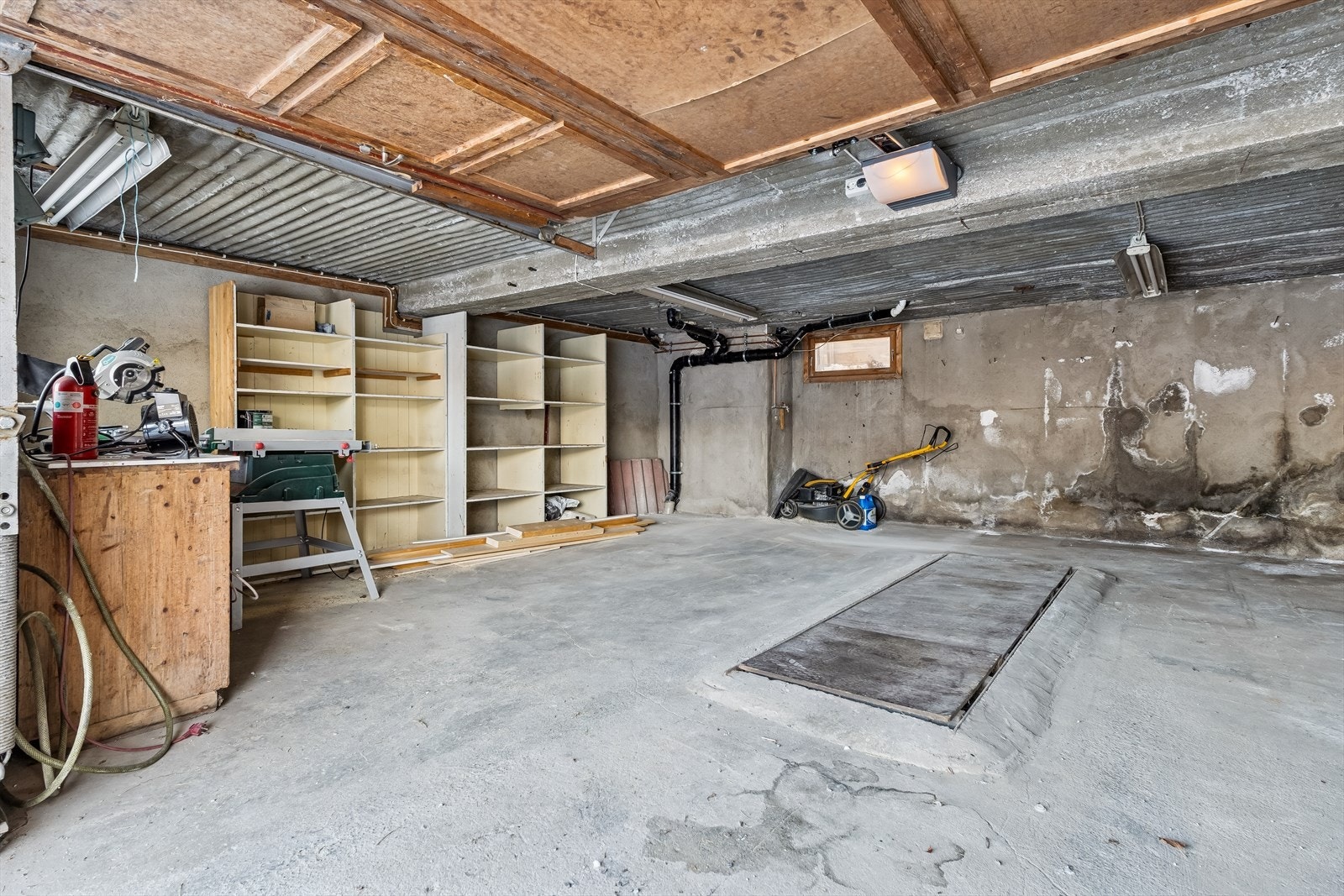 Romslig garasje med god plass til bil, verksted og oppbevaring. Eldre smøregrav. Galleribilde