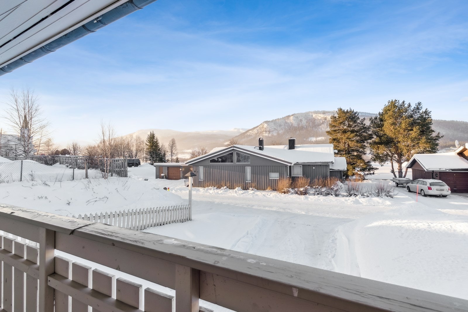 Fra balkongen er det utsikt over nærområdet og de omkringliggende fjellene. Galleribilde