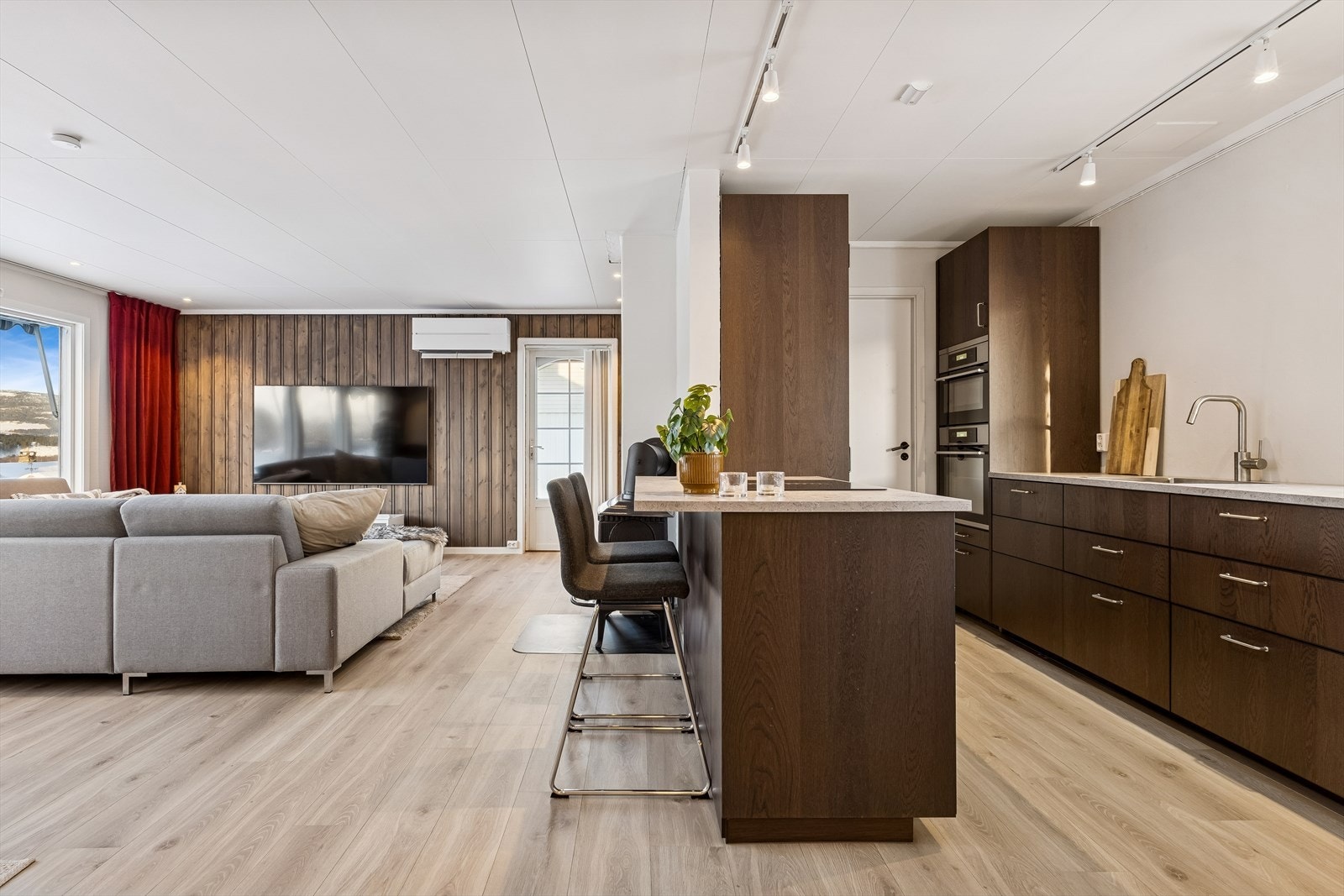 Kjøkkenet er plassert i åpen løsning mot stuen, med en praktisk kjøkkenøy. Galleribilde