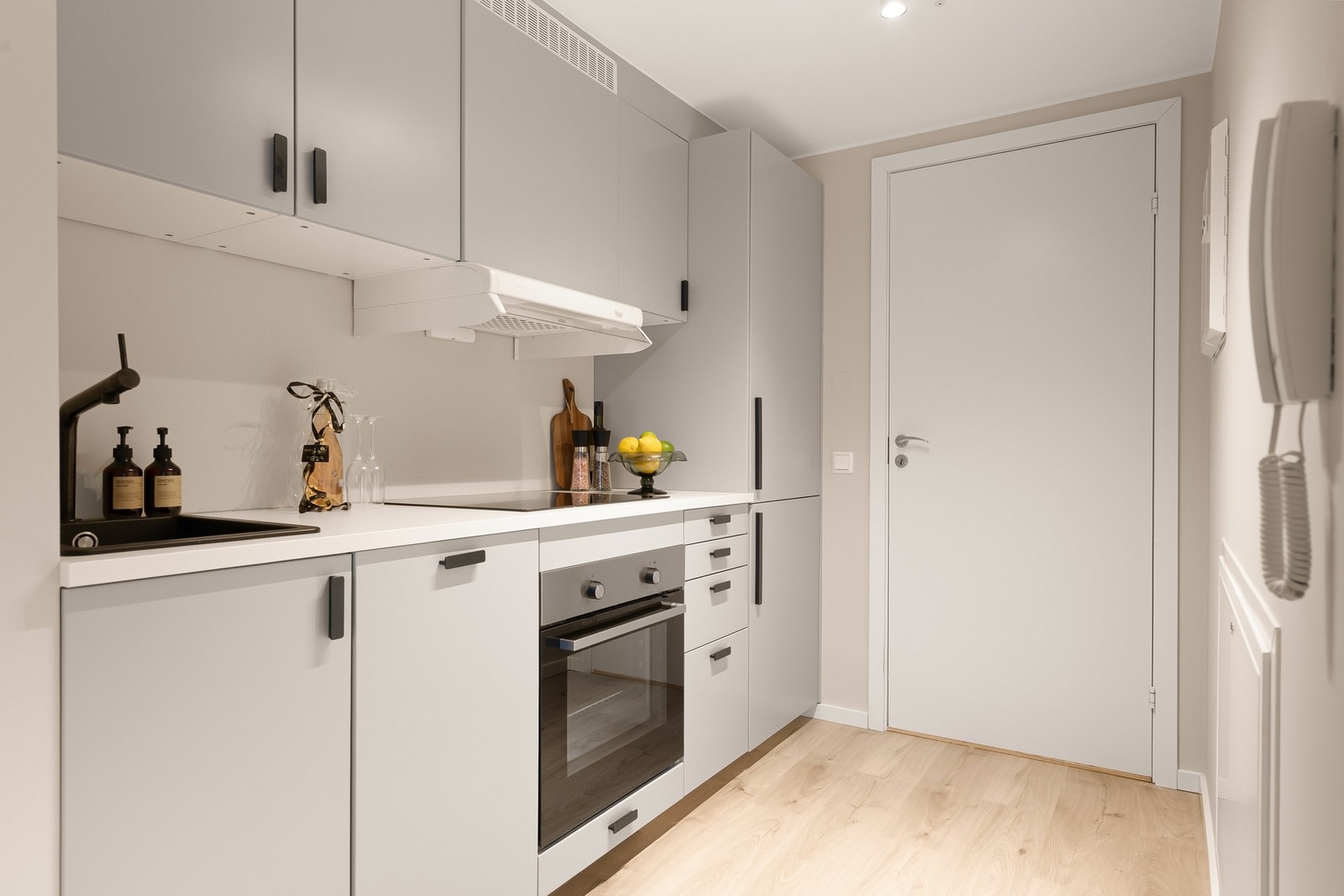 Praktisk kjøkken med slette fronter og godt utnyttet skapplass. Galleribilde