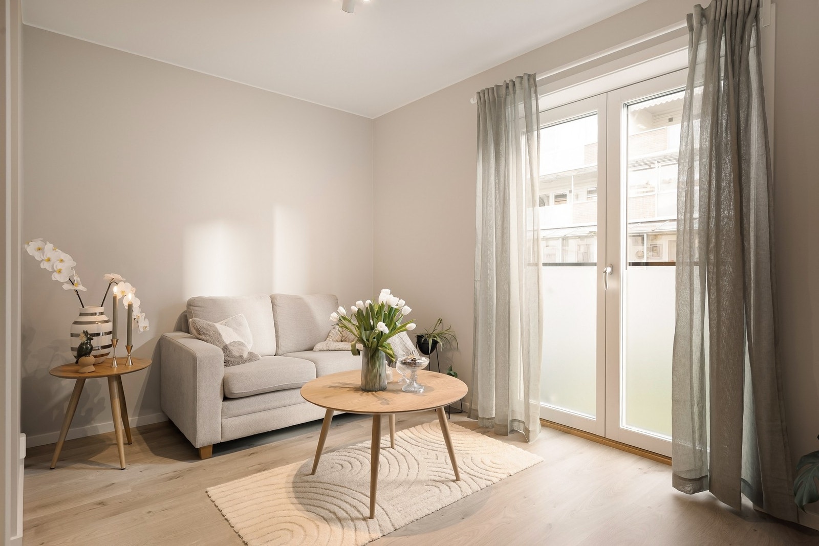 Stilren selveierleilighet fra 2020 med gjennomgående gode materialvalg. Galleribilde