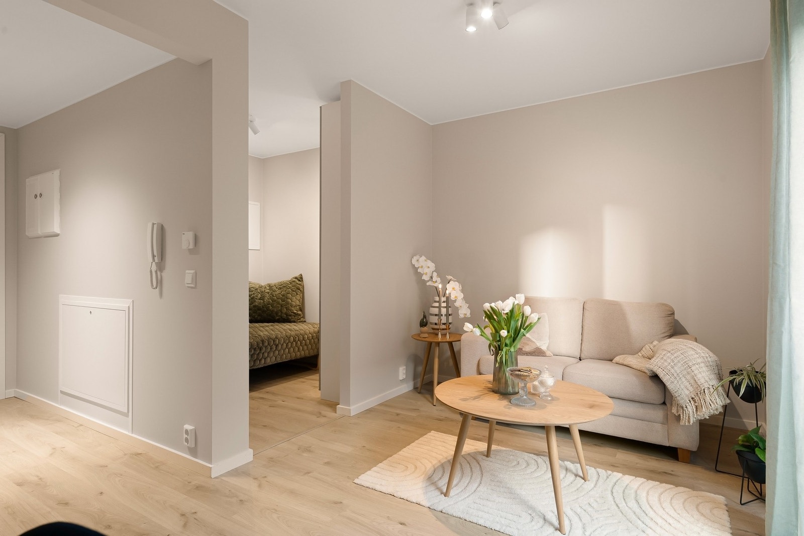 Lys og trivelig stue med parkett på gulv og lyse, moderne fargevalg. Galleribilde