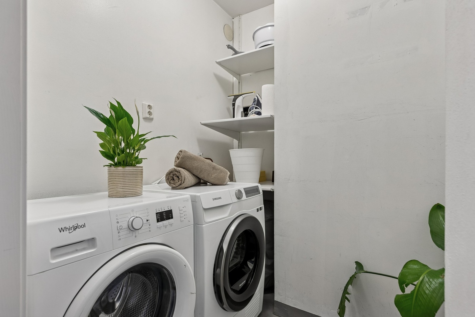 Praktisk vaskerom med opplegg for vaskemaskin og tørketrommel. Galleribilde