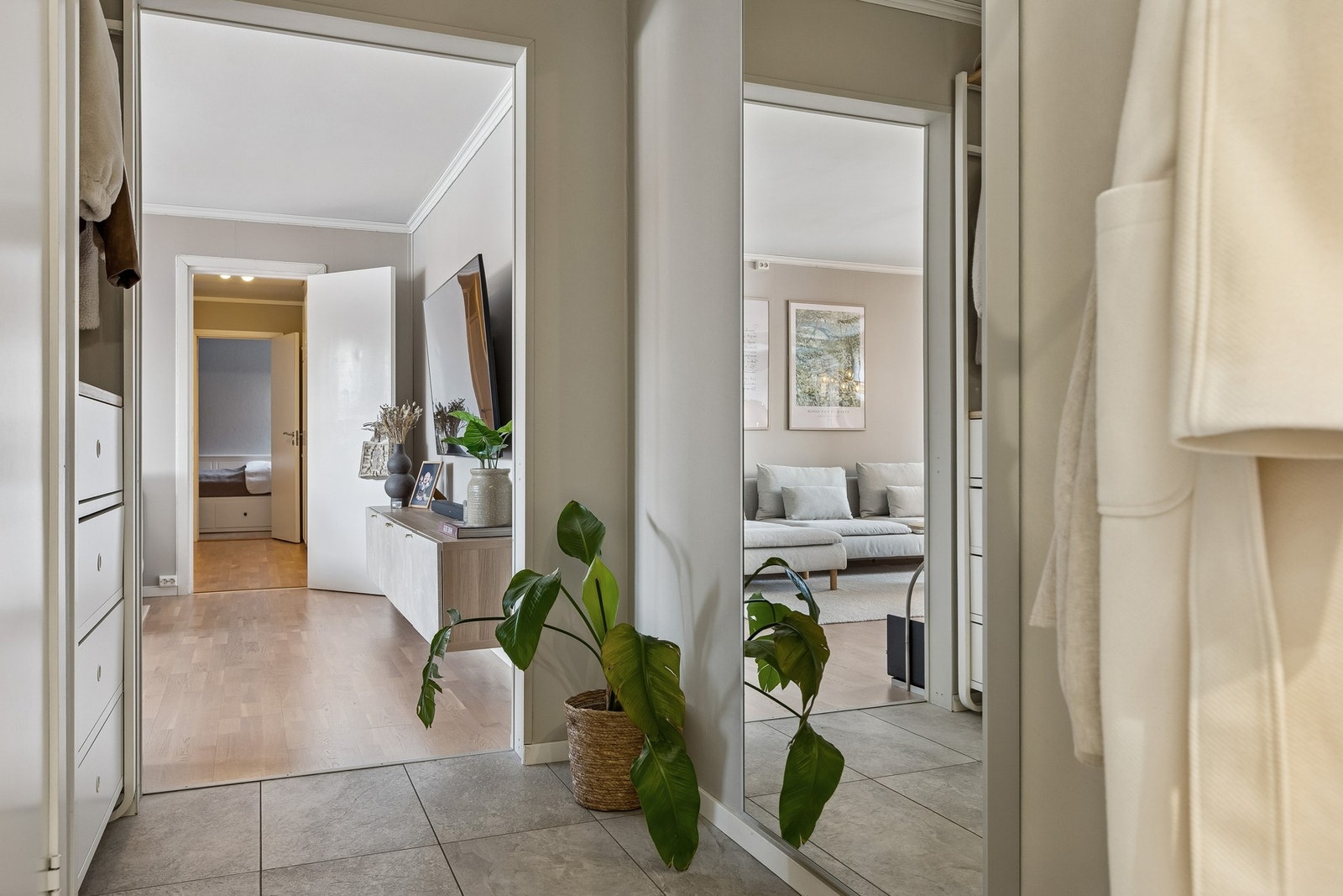 Her har man god plass til å henge fra seg klær og utstyr. Galleribilde