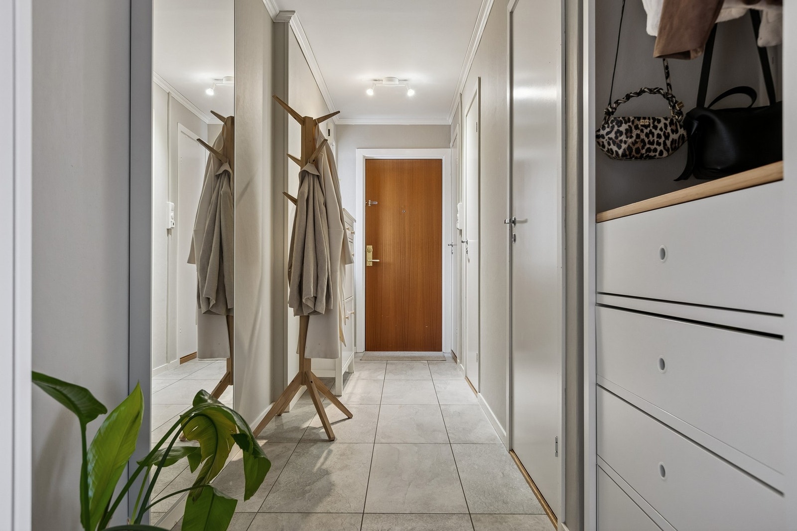 Innbydende entré med flislagt gulv med gulvvarme. Galleribilde