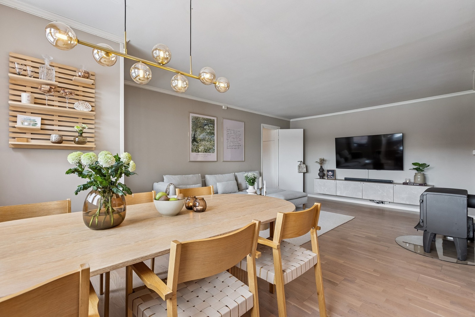 Det er gjennomført viktige oppgraderinger i boligen, herunder nye vannledninger fra 2017 og avløpsrør fra 2022. Galleribilde