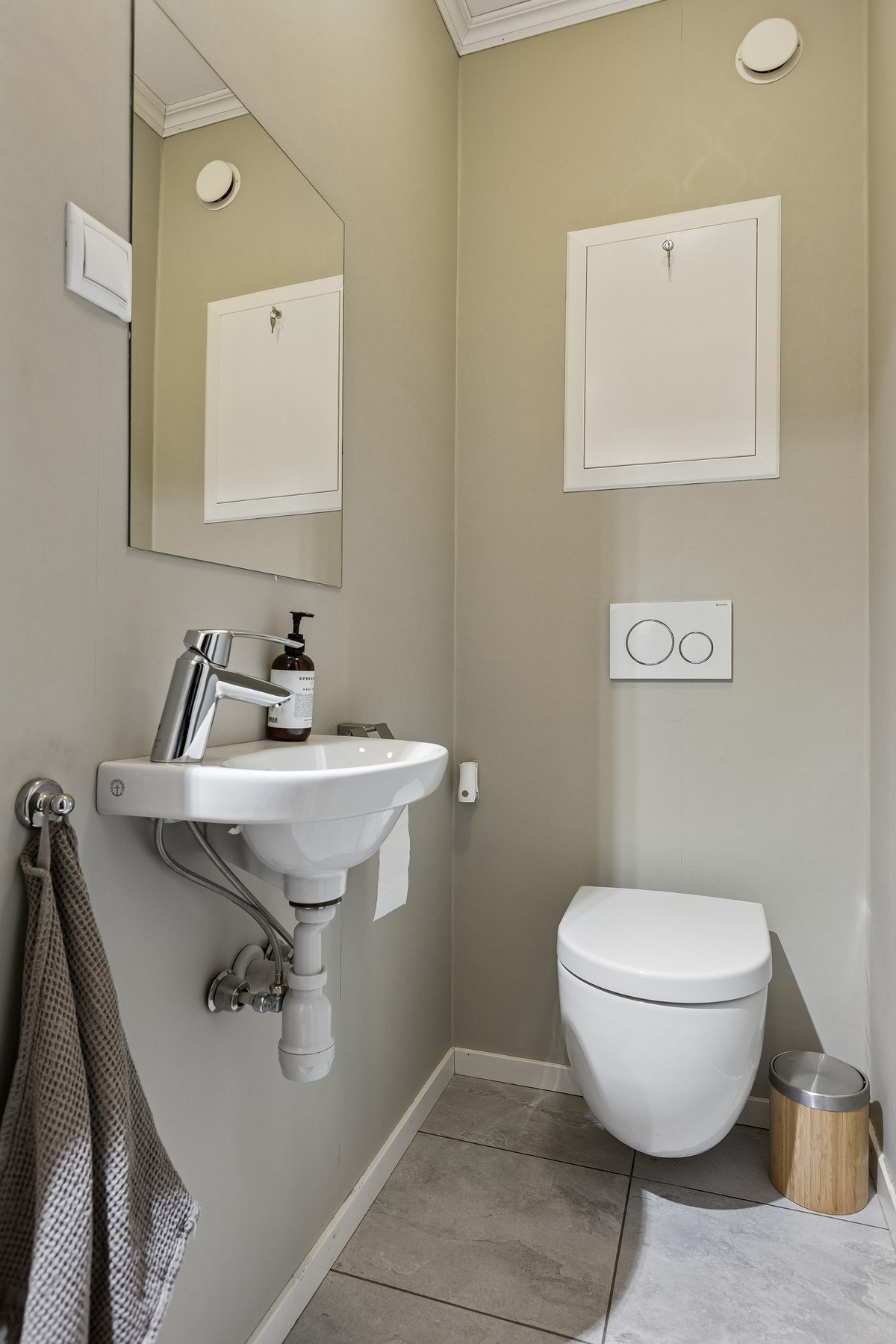 Praktisk toalettrom med flislagt gulv, oppgradert i 2017. Galleribilde