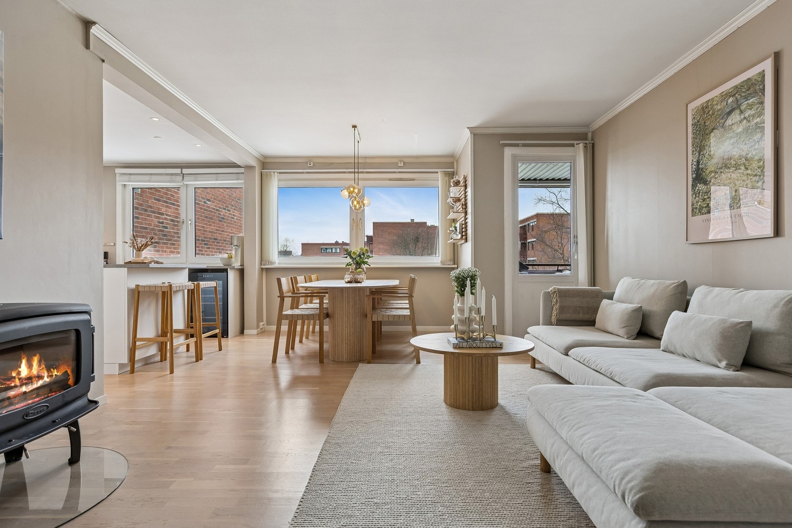 Delvis åpen stue-/kjøkkenløsning på til sammen ca. 34m² med ypperlige møbleringsmuligheter. Galleribilde