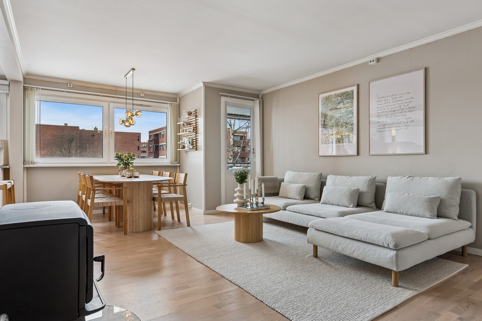 På stuen er det god plass til flere sittegrupper, stue- spise- og TV-bord. Galleribilde