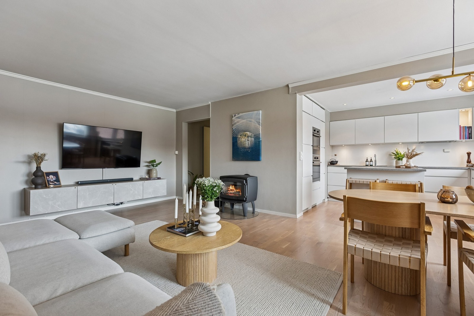 Leiligheten har blitt vesentlig oppgradert i siste årene og holder med dette en god standard som gjenspeiles i tilstandsrapporten fra takstmann. Galleribilde