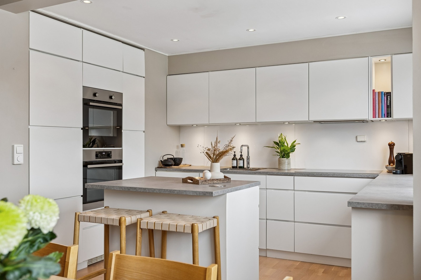 Her får man et lyst og lekkert kjøkken fra Kvik med integrerte hvitevarer og godt med skap- og benkeplass. Galleribilde