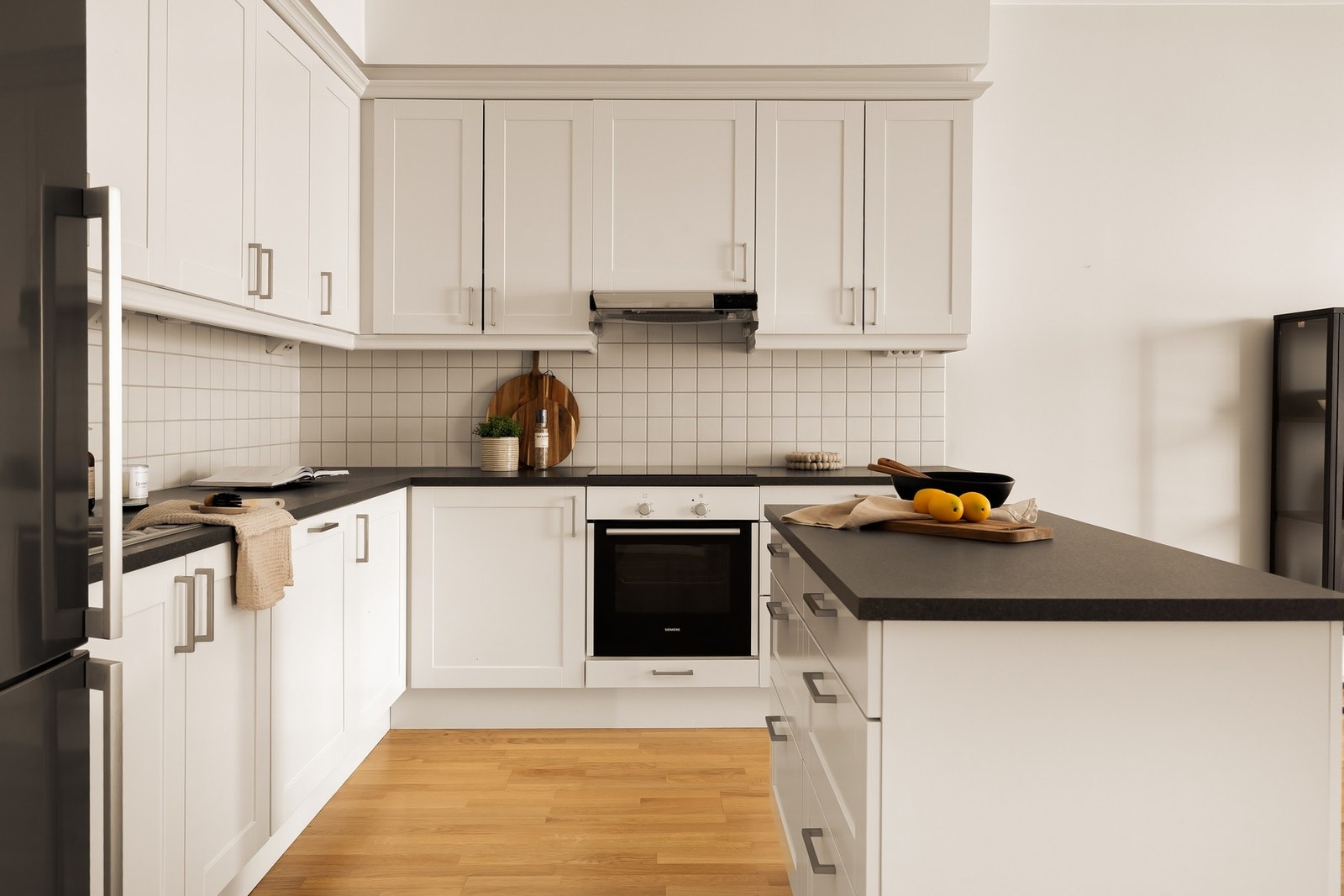 Innredningen har malte skapfronter i profilert utførelse, og laminert benkeplate. Galleribilde