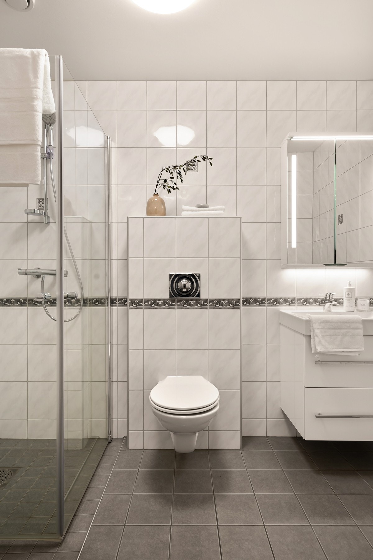 Bad 1 ved vindfang er fra byggeår med gulvvarme, dusjnisje og vegghengt toalett Galleribilde