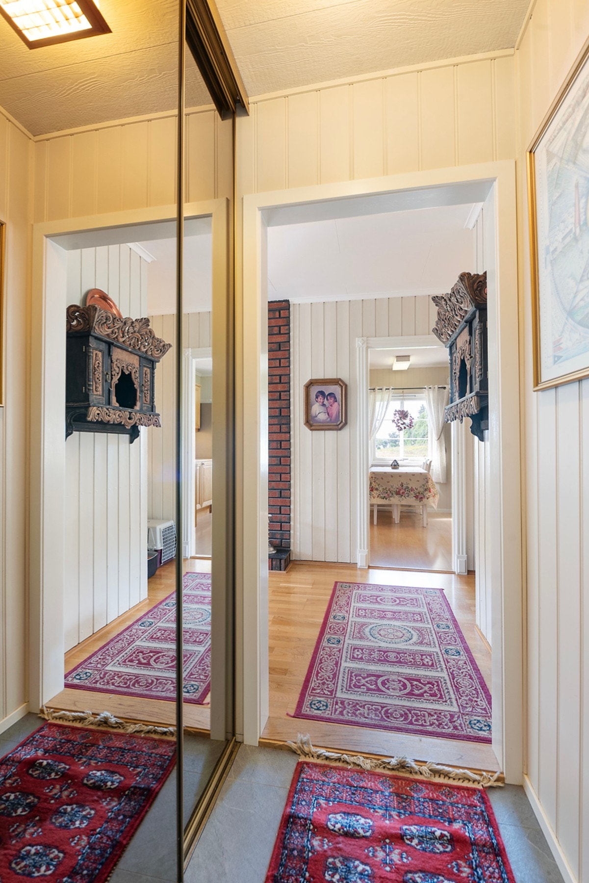 Du har rikelig med oppbevaringsplass i skyvedørsgarderobe Galleribilde