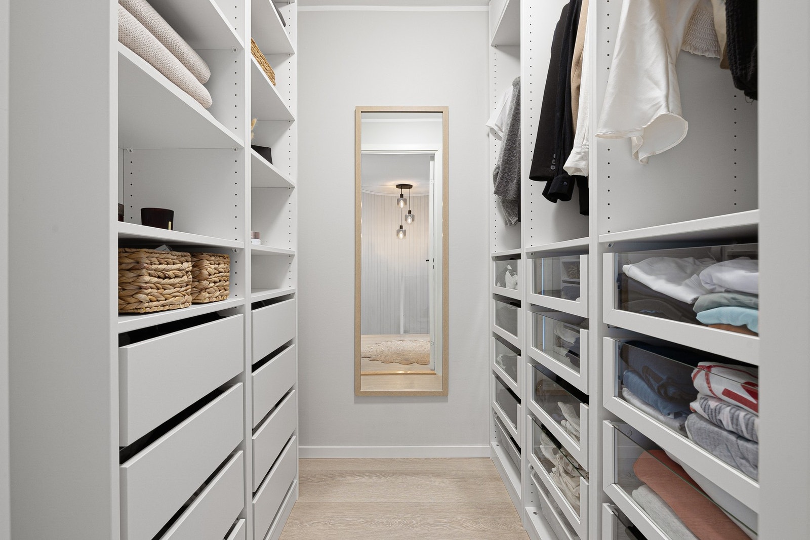 I 2. etasje er det også innredet en romslig walk-in garderobe mellom soverommene. Galleribilde