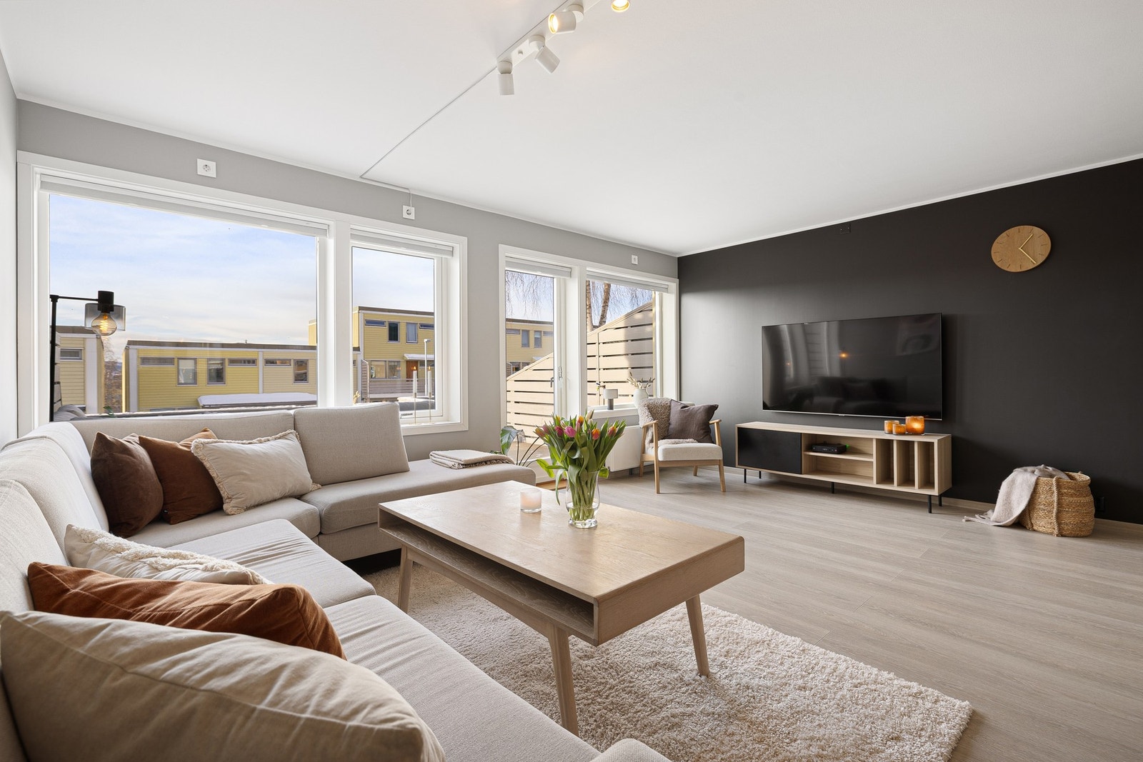 Leilighetens hovedetasje består av en luftig og gjennomlys stue-/kjøkkenløsning på ca. 50 kvm. Galleribilde