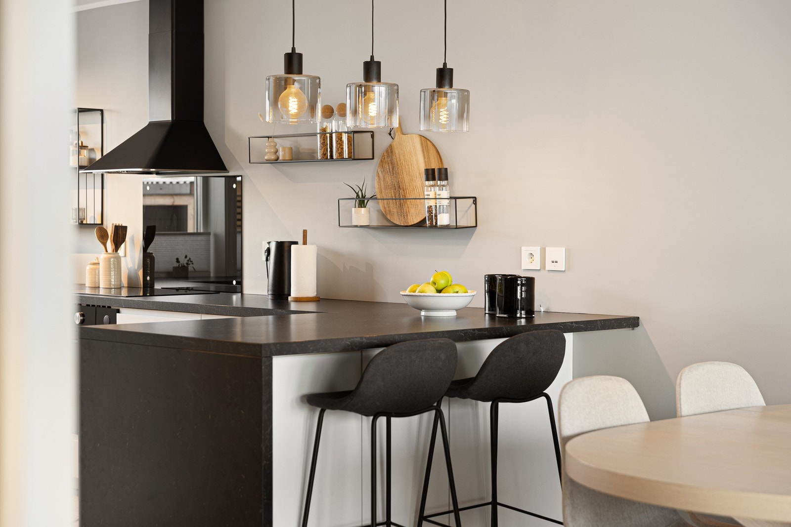 På enden av kjøkkenet finner du en hyggelig og praktisk spiseplass med stikkontakt - perfekt for lading av telefon, nettbrett eller PC. Galleribilde