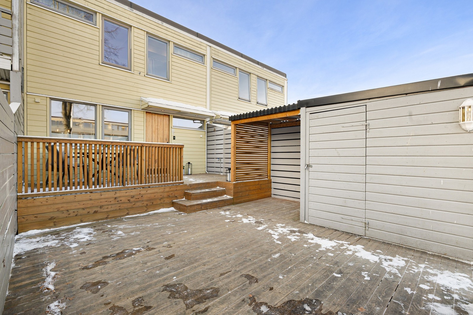 God lagringsplass i en praktisk sportsbod på terrasse. Galleribilde